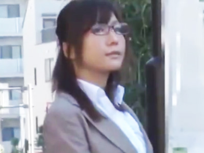 痴漢に遭い身体を弄ばれながらマンコとアナルの両方にねじ込まれて辱しめを受ける美人OL