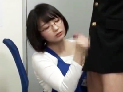 万引きした学生を事務所に拘束して逆レ●プするメガネ痴女