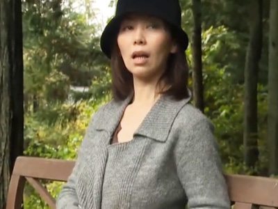 露出に目覚めた熟女が肉体労働者たちの前でオナニー→山奥で中出しＳＥＸｗ