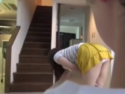パンチラで誘惑してくる淫乱家族！姉も妹の1本のちんぽ求めてアピールしすぎｗ