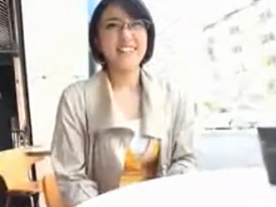 ちょい地味めがねの素人妻をナンパ→脱いだらたまらないエロ妻に種付け