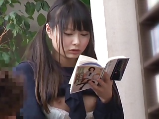 本屋でエロ本読んで欲情しちゃった女子校生を背後からレ●プ