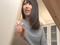 机の下でこっそり手コキしてくる彼女の友達と我慢できずにガチパコ！